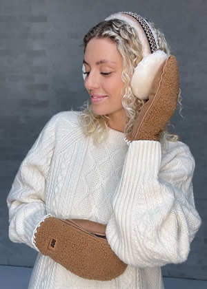 W Tasman sheepskin earmuff Creme UGG 